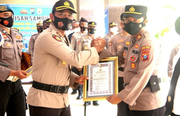 Foto : Pemberian reward oleh Kapolres Lumajang pada Kapolsek Pasirian, disusul anggotanya