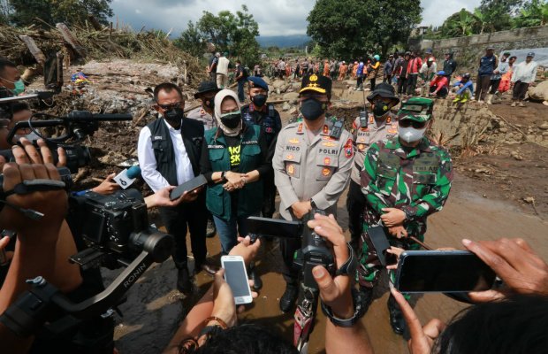 Foto: Kapolda Jatim saat diwawancarai para awak media.