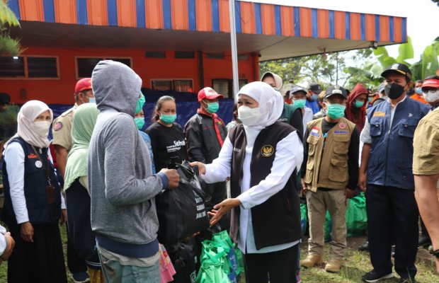 Foto: Gubernur Jatim saat memberikan bantuan kepada korban banjir bandang di Kota Batu.