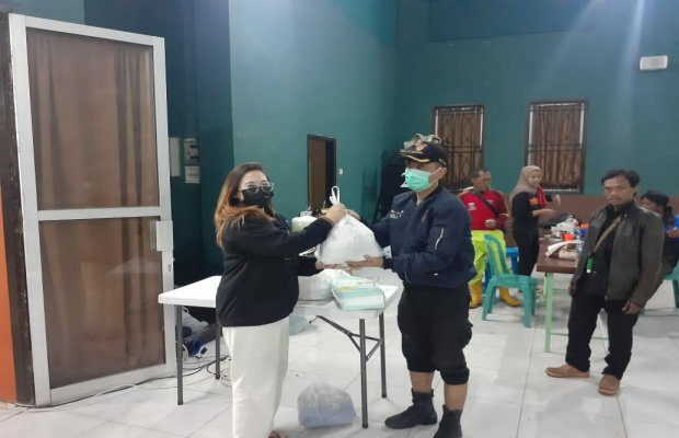 Foto: Tim CEO Kurir Lokal Batu tengah menyerahkan  bantuan di dapur umum milik warga Sambong Lor.