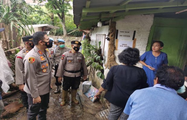 Foto : Kapolresta Malang Kota saat meninjau lokasi dan memberikan bantuan kepada korban banjir di Kota Malang.