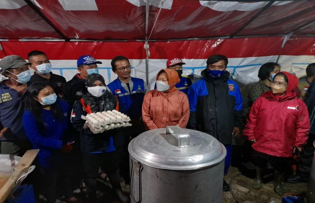  Foto : Mensos Risma saat melihat posko dapur umum yang didirikan oleh Tagana Kota Batu.