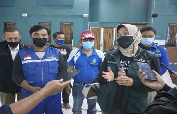 Foto :  Walikota Batu Dewanti Rumpoko saat diwawancarai para awak media.
