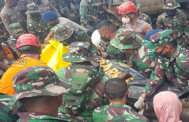 Foto: Suasana saat evakuasi jenazah korban banjir bandang.