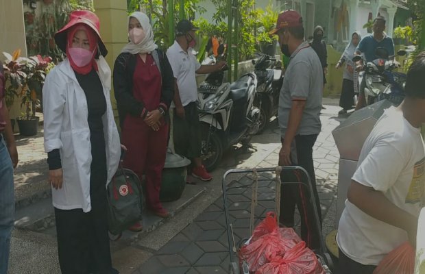 Foto: Wiwik Sukesi saat turun langsung ke lokasi untuk bantu warga terdampak banjir.