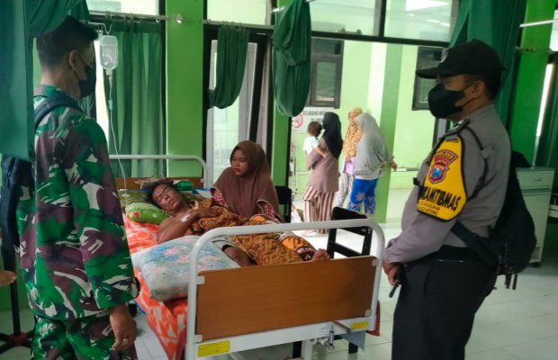Foto : Korban saat dirawat di Puskesmas Giligenting.