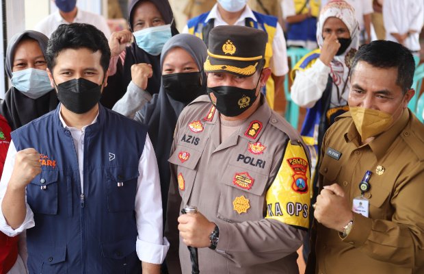 Wakil Gubernur Jawa Timur Emil Elestianto Dardak bersama Kapolres Gersik AKBP Mochamad Nur Azis saat meninjau lokasi tanggul yang jebol. (Rls Humas Polres Sumenep)