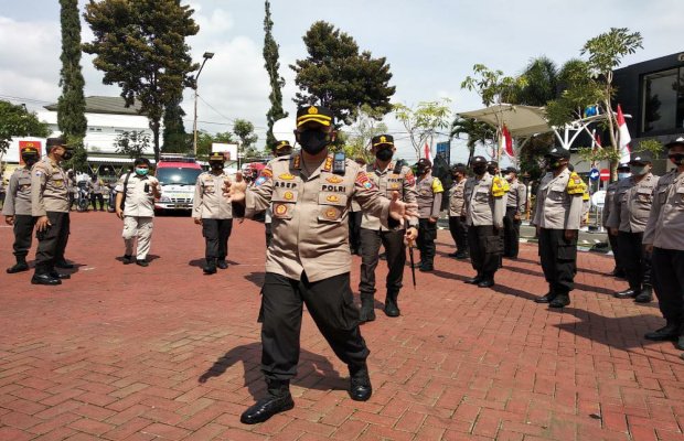  Foto : Dirbinmas Polda Jatim usai berikan arahan kepada seluruh Bhabinkamtibmas Polres Batu dan Malang Kota.
