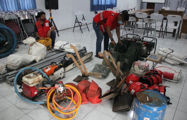 Foto : PMI Jember mengerahkan peralatan bagi korban banjir bandang di Kota Batu