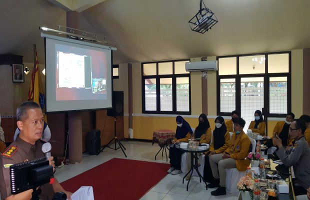 Foto: Kajari Sumenep, Adi Tyogunawan saat memberikan edukasi hukum kepada mahasiswa dalam acara "Jaksa Menyapa, Jaksa Goes Wiraraja University" 