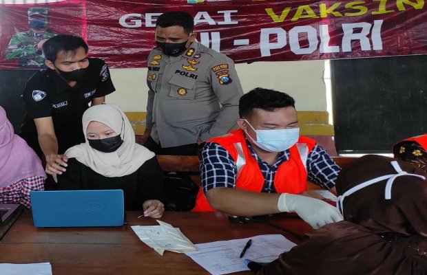 Foto: Kapolres Lumajang ketika berada di gerai vaksin