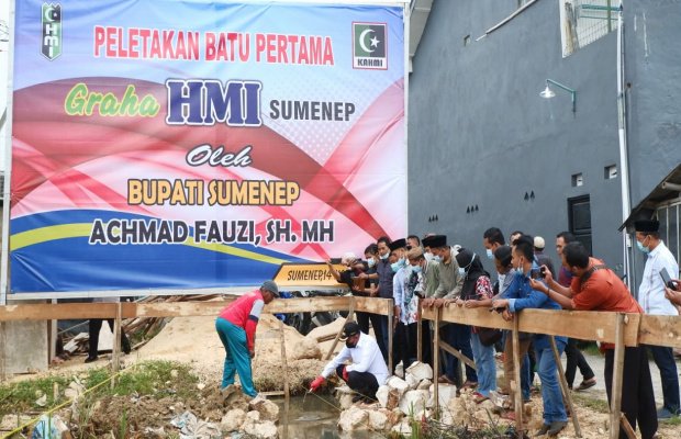 Foto: Bupati Fauzi saat melakukan Peletakan batu pertama pembangunan Graha HMI Sumenep