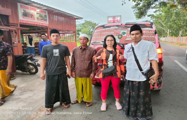 Foto: H. Syamsul Arifin (kanan), saat melakukan penjemputan jenazah warga Desa Kecer Kec. Dasuk ke Surabaya