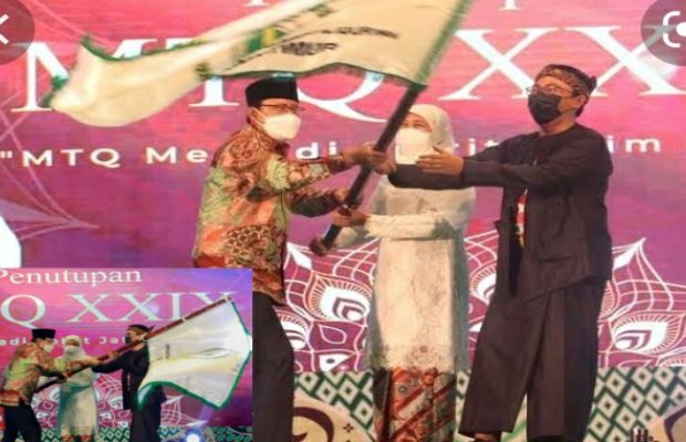 Foto: Walikota Pasuruan, Syaifullah Yusuf Saat Terima Bendera MTQ dari Gubernur Jatim, Khofifah Indar Parawansa 