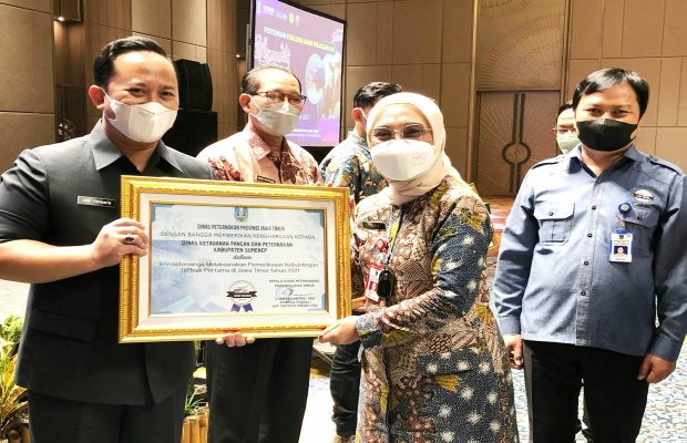 Foto: Kepala Dinas Peternakan Provinsi Jawa Timur, Indyah Aryani menganugerahkan piagam penghargaan kepada Plt Kepala Dinas Ketahanan Pangan dan Peternakan Kabupaten Sumenep, Arif Firmanto 