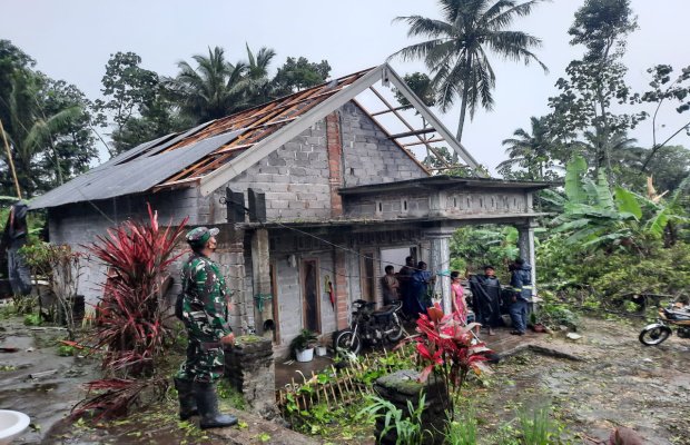 Foto : Salah satu rumah warga Pasrujambe terdampak bencana angin kencang.