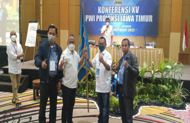 Foto: Serah terima panji kebesaran PWI