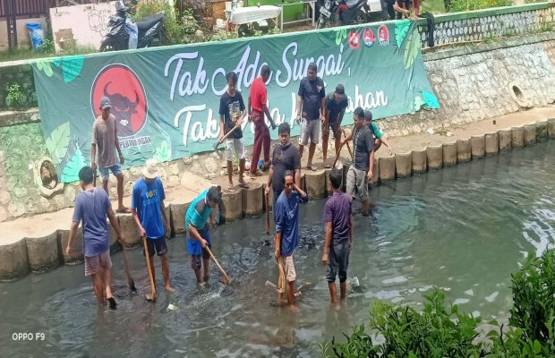 Foto: PDI Perjuangan Sumenep Saat Menggelar Bhakti Sosial Membersihkan Sungai Kali Marengan