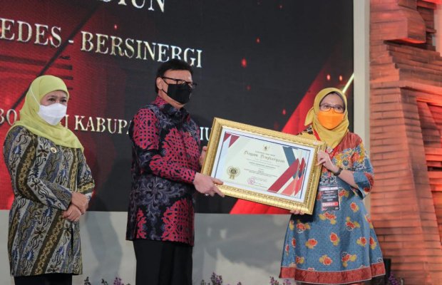 Foto : Wabup Lumajang Indah Amperawati, (kanan). Saat menerima penghargaan.