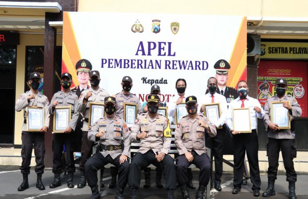 Foto bersama pasca pemberian penghargaan