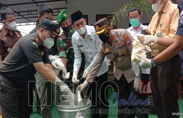  Foto : Kejari Sampang Imang Job Marsudi, didampingi  Wakil Bupati Sampang H Abdullah Hidayat (baju Putih)