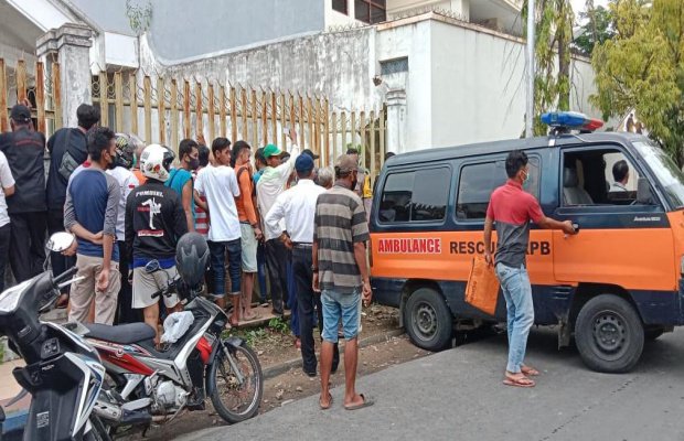 Foto : Mobil Ambulance Tampak Sudah Siap Membawa Jenazah Kerumah Sakit