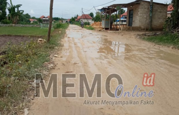 Foto : Kondisi jalan di Desa Tambaan Sampang kondisinya mengenaskan
