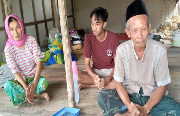 Foto: Misnarib Bersama Keluarganya Tinggal Di Mushala Pasca Rumahnya Ambruk