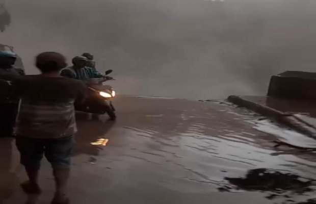  Foto : Jembatan perak terkini, terekam camera ponsel warga