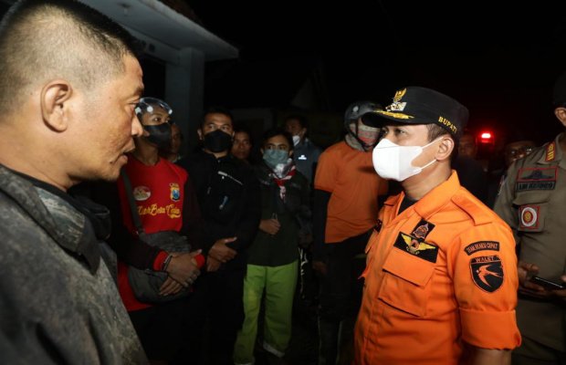  Foto : Bupati Lumajang saat berada di Kantor Desa Sumberwuluh