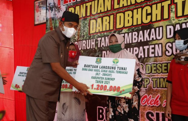 Foto: Bupati Sumenep Ach. Fauzi saat menyerahkan BLT DBHCHT