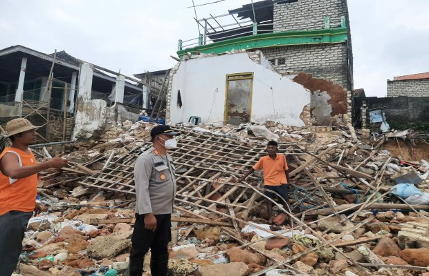 Foto: Petugas Polsek Ambunten saat berada di lokasi kejadian