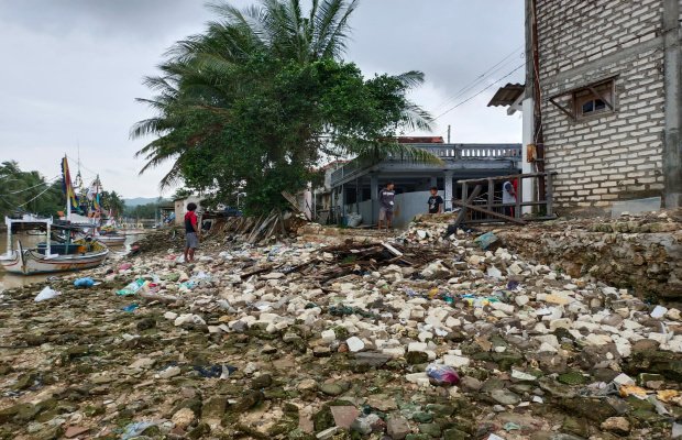 Foto: Sisa-sisa sampah akibat luapan muara sungai Pasongsongan