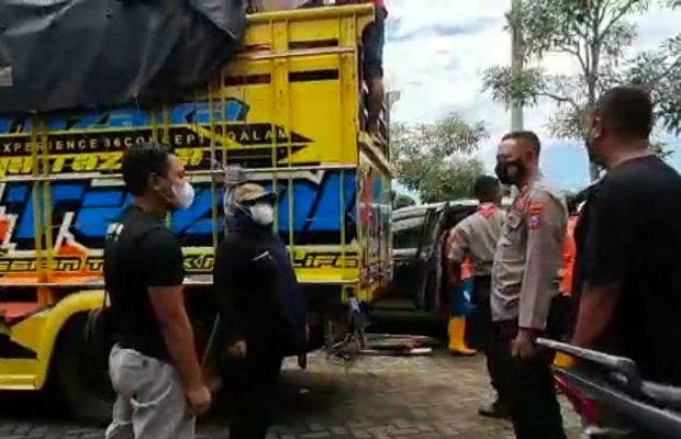 Foto: Aksi Solidaritas,Kapolsek Bersama Masyarakat Ajung Donasi Kemanusiaan Erupsi Semeru