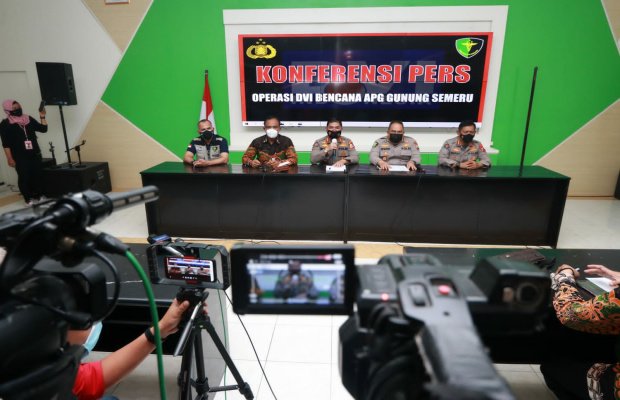 Foto: Kabid Dokkes Polda Jatim Kombes Pol Erwin Zainul Hakim saat pers rilise