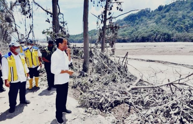 Foto : Presiden Joko Widodo saat tinjau lokasi, didampingi Kapolri, sejumlah kementerian, Forkopimda Jatim dan Forkopimda Kabupaten Lumajang