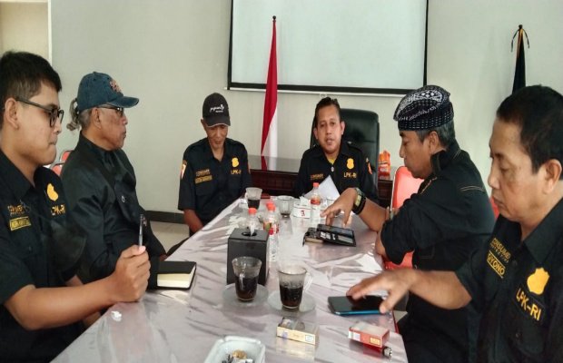  Foto : Tim LPK - RI DPC Kabupaten Lumajang, saat menggelar rapat koordinasi dipimpin Rachmad Effendi S.E