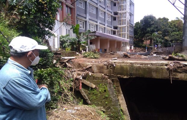 Foto : Ketua LSM YUA Jawa Timur, Alex Yudawan, SH, saat meninjau lokasi.