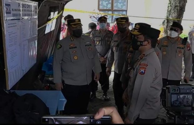 Foto: Kapolda Jatim Irjen Pol Nico Afinta, saat tiba di lokasi tujuan dan cek data