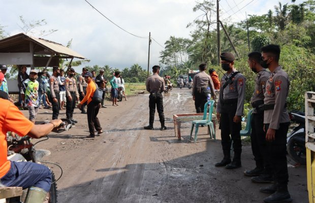 Foto : penjagaan di jalur keluar masuk