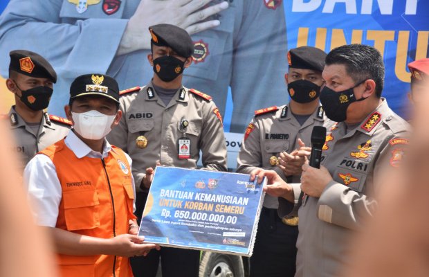 Foto : serah terima secara simbolis pada Bupati Lumajang