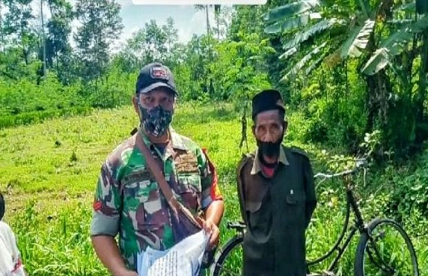 Foto : sumber nitizen. / Ngateman, sang kakek yang melempar kertas pada Presiden Jokowi