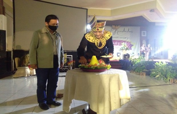 Foto: Isa Afandi saat memotong tumpeng diacara Ultah Sanggar Kendedes ke-2