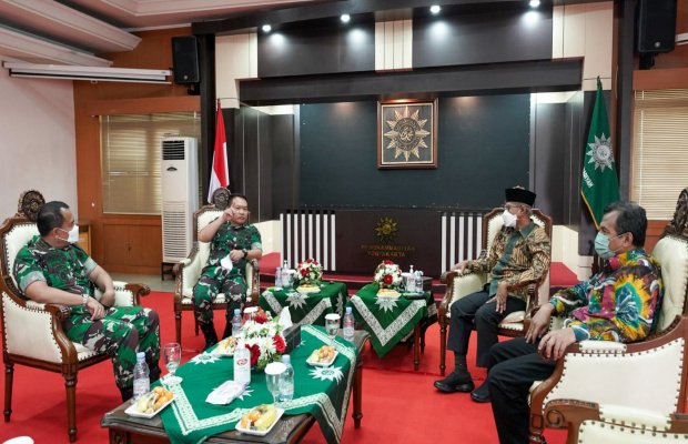 Foto: KASAD Jenderal TNI Dudung dengan KH. Haedar Nasier