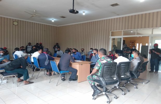 Foto: Pihak hotel bersama warga Sidomulyo dan Muspika saat melakukan musyawarah
