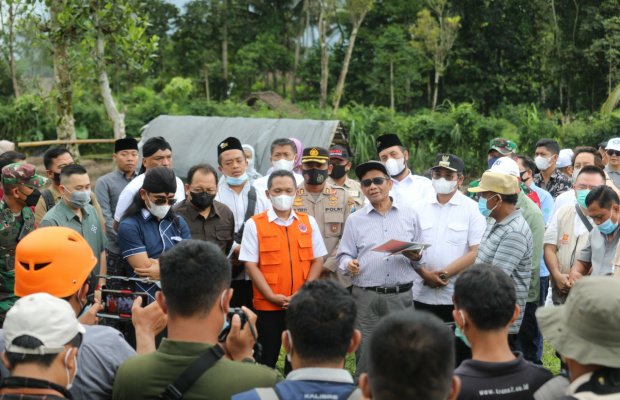 Foto : Menteri Menkopolhukam RI Mahfud MD di depan samping Bupati Lumajang (berkacamata hitam).