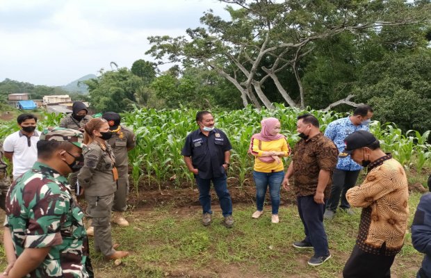 Foto: Komisi A bersama dinas terkait saat melakukan sidak di perumahan Desa Giripurno.