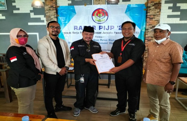 Foto: Penyerahan Berkas PIJP Kepada Wahyudi Selaku Ketua PIJP Periode 2021 - 2022