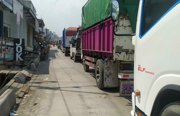 Foto : Kemacetan di Jalan Raya Blega
