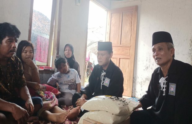 Foto: Pendekar PSHT Jember saat beri bantuan warga yang tertimpa atap rumah